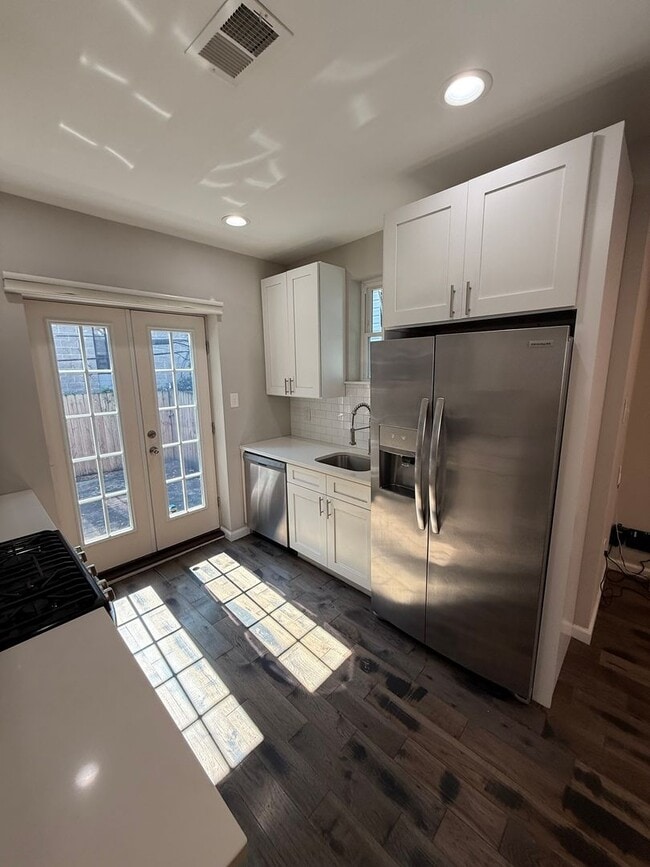 Building Photo - Grays Ferry beauty!