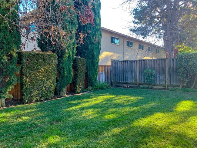 Building Photo - Comfortable Single-Level Living in a Prime Los Gatos Location