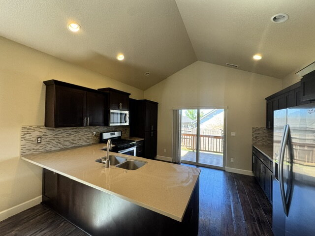 Building Photo - 3 Bed / 2 Bath near Pine Nursery Park — Grass Park Next Door, Private Community Pool
