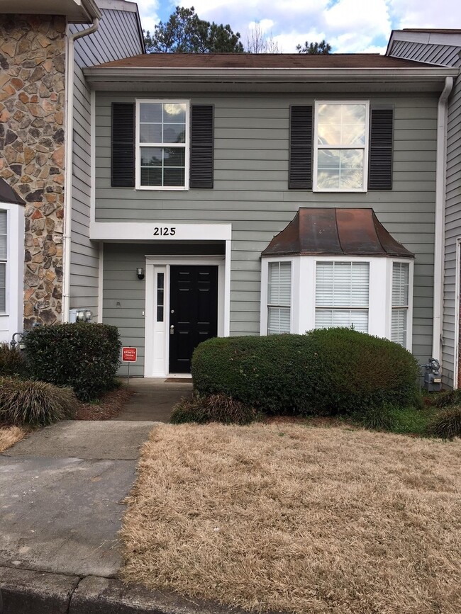 Building Photo - Beautifully Updated Townhome in the Heart ...