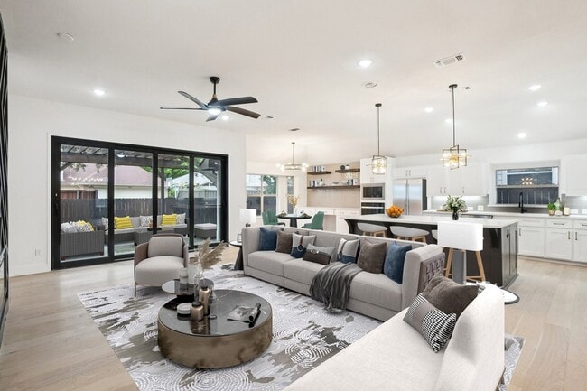 Building Photo - 3005 Hartford Ct