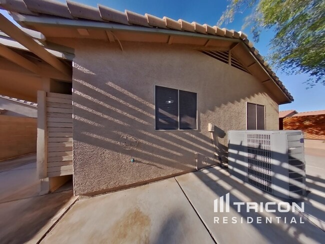 Building Photo - 43780 Elm Dr