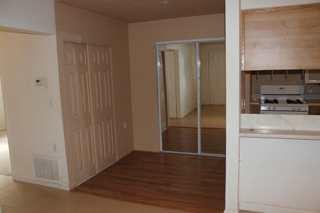 Building Photo - 2/1 Condo with screened porch and communit...