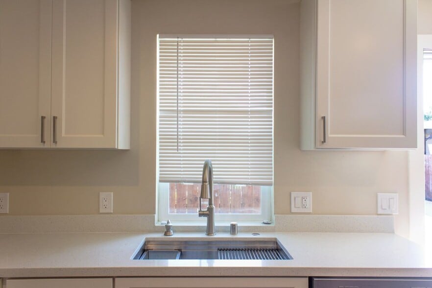 Building Photo - 88 Bayview Ave