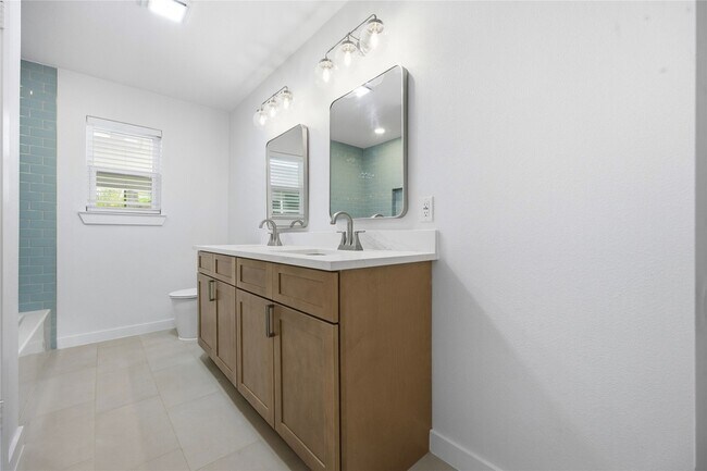 Building Photo - 3013 Conejos Dr
