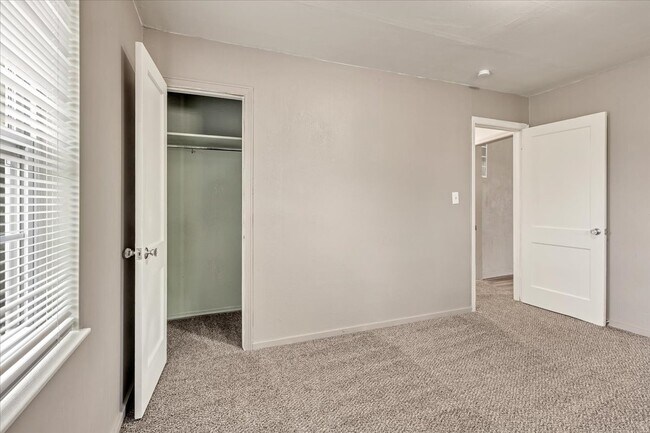 Building Photo - 1536 SW 52nd St