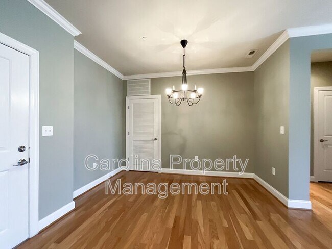 Building Photo - 518 Clarice Ave
