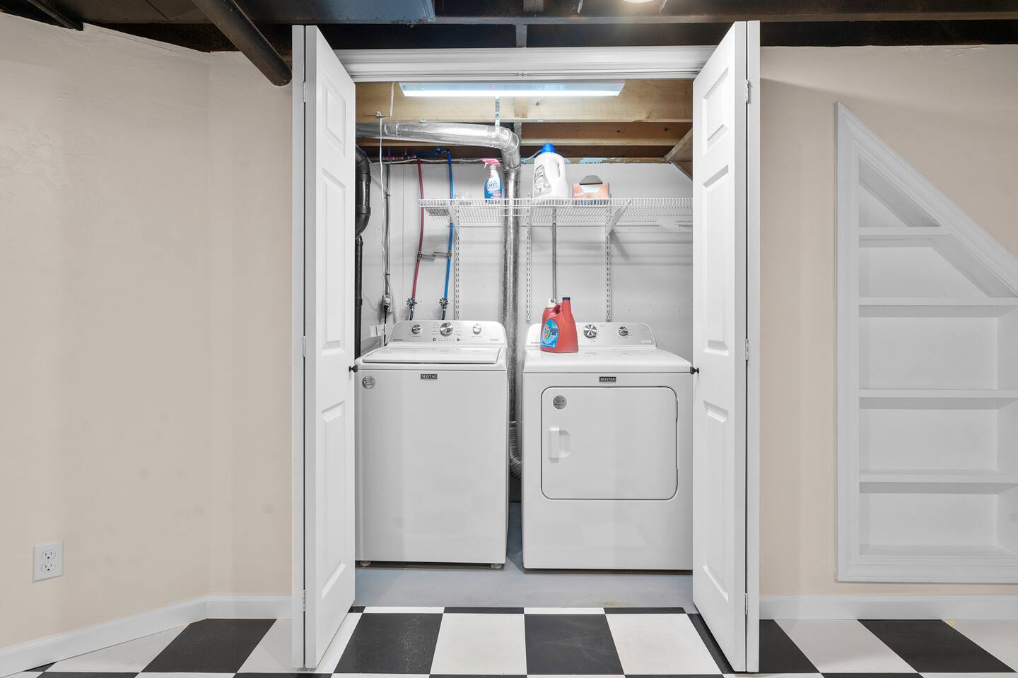 Building Photo - 2598 Parkwood Dr