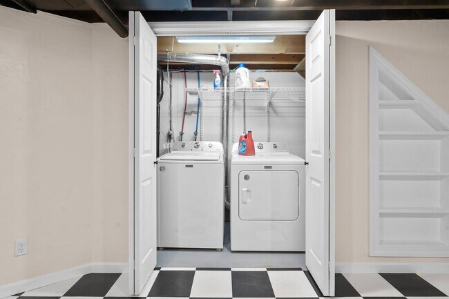 Building Photo - 2598 Parkwood Dr