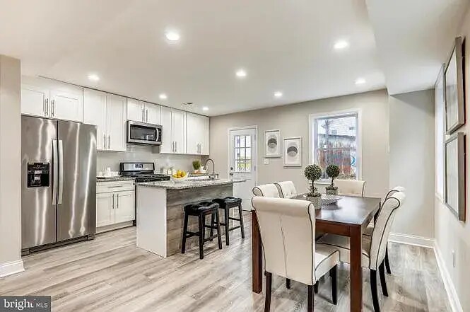 Building Photo - 724 Oneida Pl NW