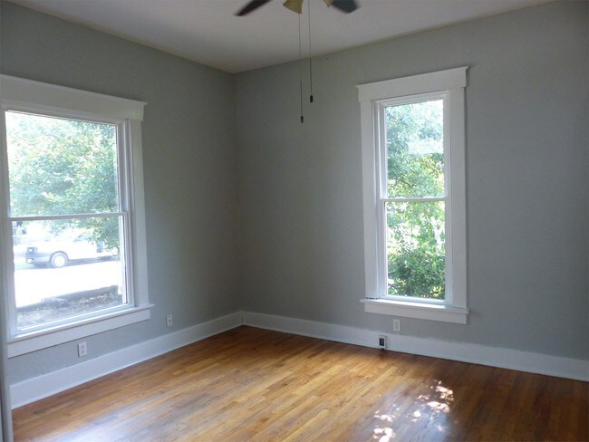 Building Photo - 923 W Elm St