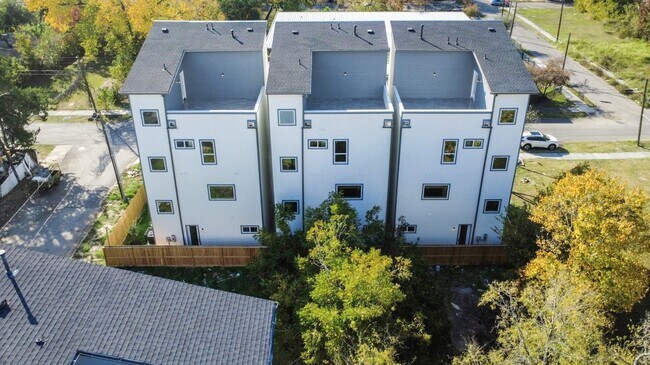 Building Photo - 3233 Tuam St