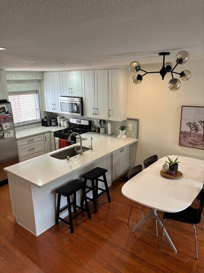 Building Photo - 10926 Bluffside Dr