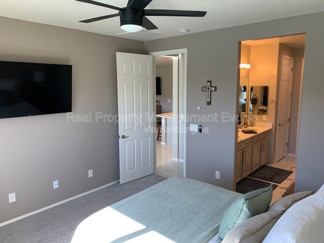 Building Photo - 8721 W MacKenzie Dr