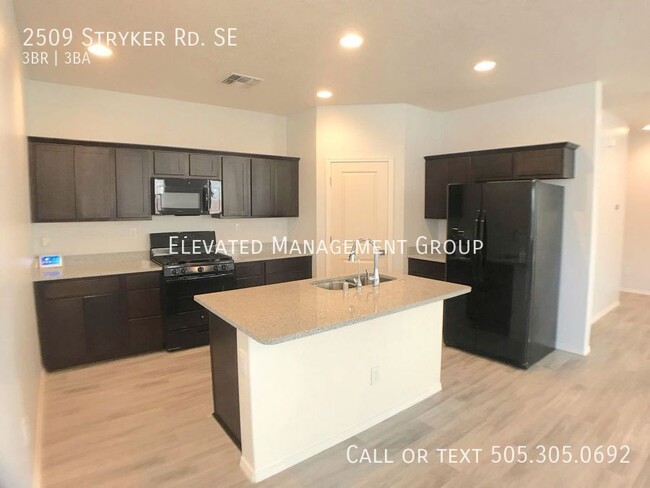 Building Photo - Amazing 3 Bedroom in Mesa del Sol! Lots of...