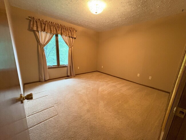 Building Photo - Single Family Home on 9.84 Acres