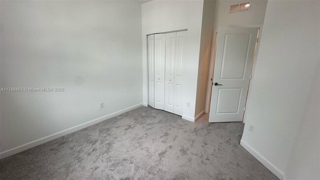 Building Photo - 4612 Hollister Ave