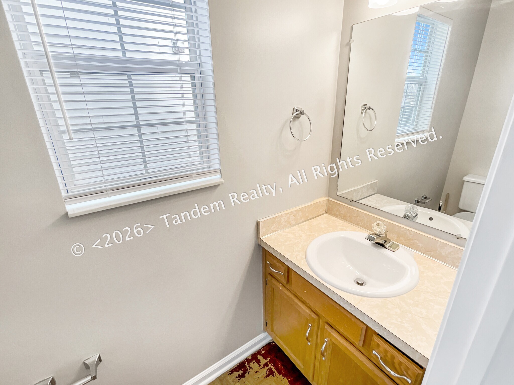 Building Photo - 512 Selsey Ct S