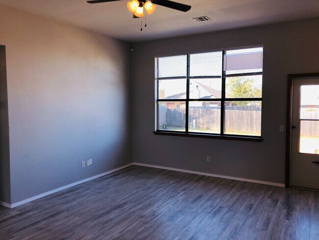 Building Photo - 3 bed 2 bath home for rent in Norman near SE 24th and Lindsey, new paint, new flooring, great area!