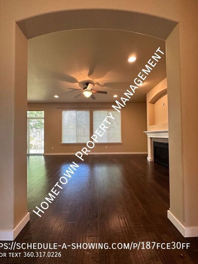 Building Photo - Beautiful 4 Bedroom 2.5 Bath Home - Availa...