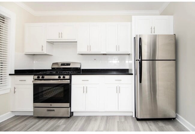 Building Photo - 837.5 W Cornelia Ave