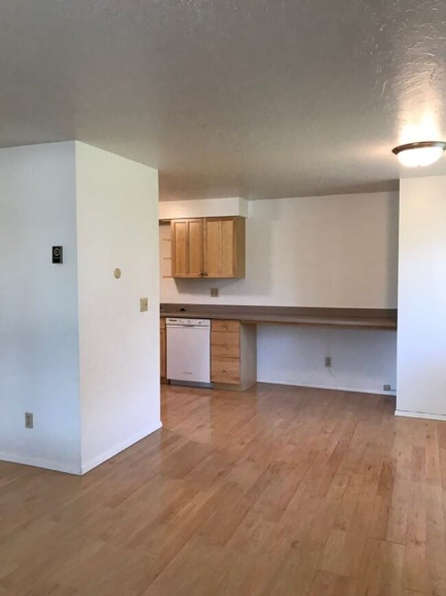 Building Photo - 787 Meadows Dr