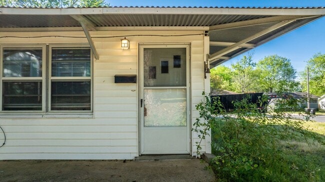 Building Photo - 715 Oakwood