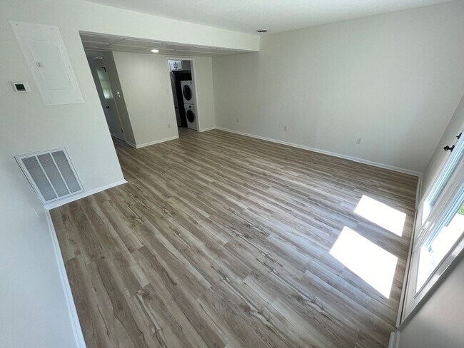 Building Photo - 1215 Mary Ross Ave