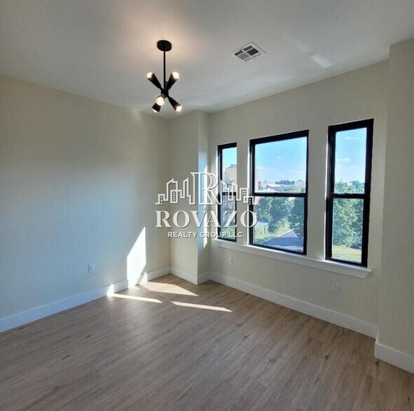 Building Photo - 502 William St