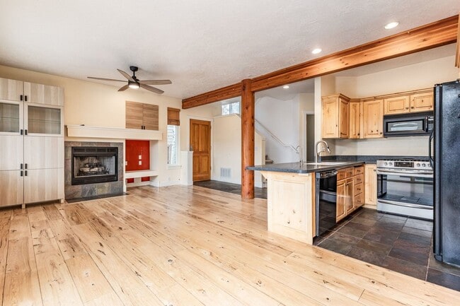 Building Photo - Blackhawk Station Comfortable 3-Bed