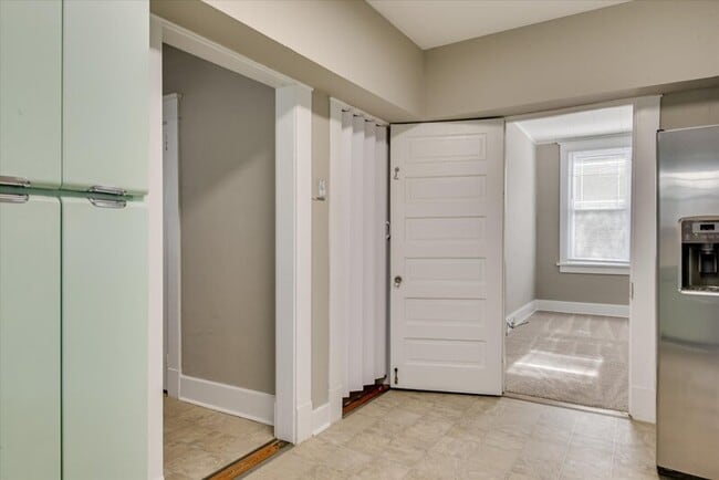 Building Photo - 933 Russell St