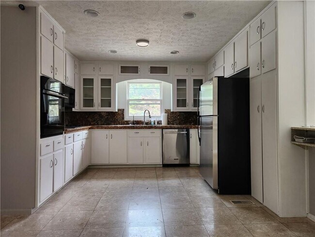 Building Photo - 2959 Pine Hill Dr