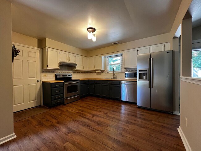Building Photo - Updated brick ranch in REDWING
