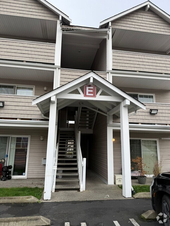 Building Photo - Move-In Ready! Renovated Modern 2BD/1BTH E...