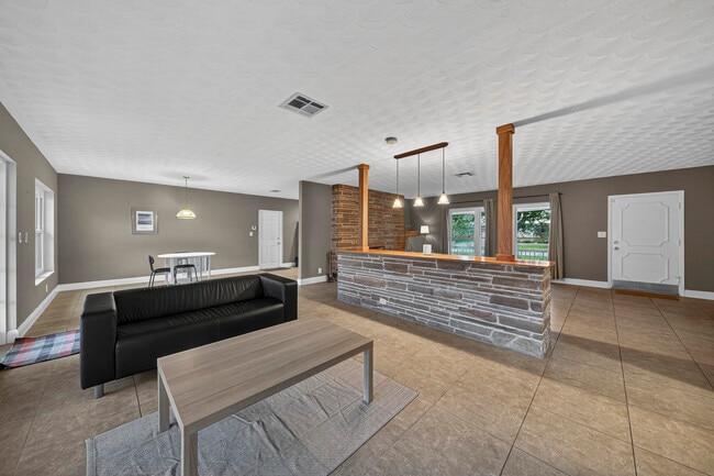 Building Photo - 2750 SE 3rd St