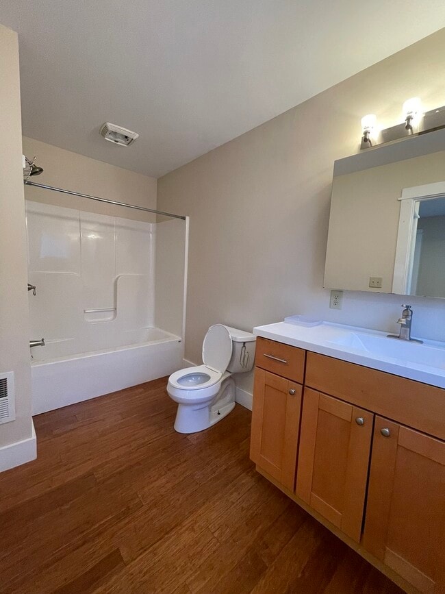 Building Photo - 524 7th Ave