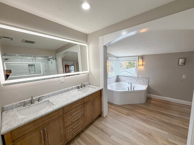 Building Photo - 1132 W Boylston St