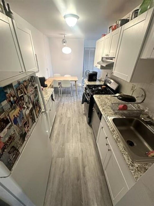 Building Photo - 9/1 Spacious 2BR with EIK, heat inc, elevator in building