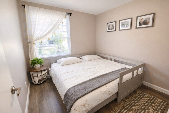 Building Photo - 11423-11425 5 Cedars Rd