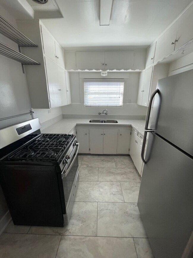 Building Photo - 2 Bedroom 1 Bath Craftsman
