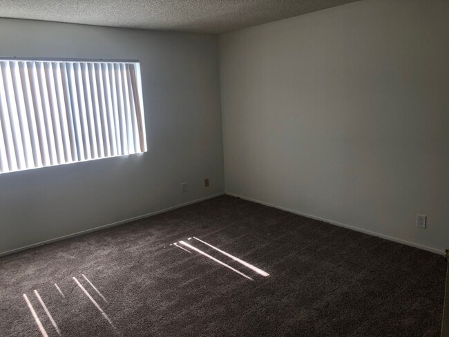 Building Photo - 4392 Green Ave