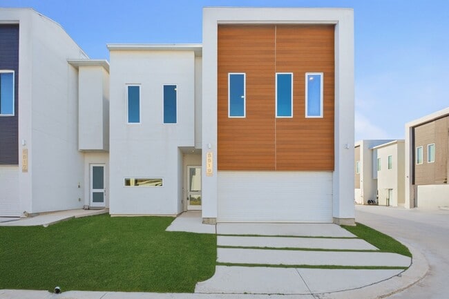 Building Photo - 5519 Paraiso Pl