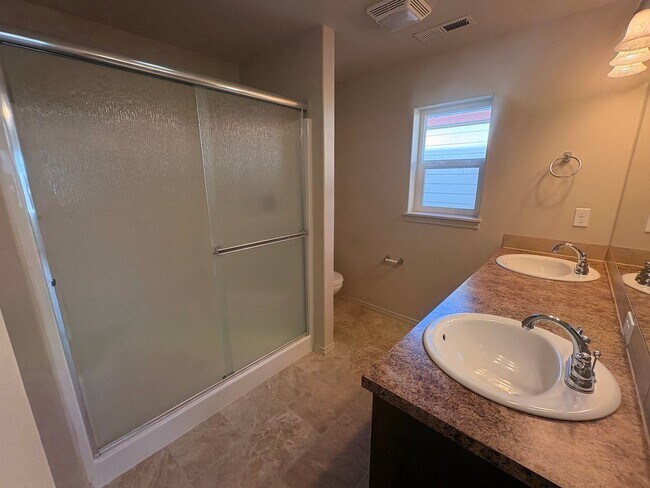 Building Photo - Well Maintained Spacious 4 BD Home with Granite Countertops, Hardwood Floors, High Ceilings, Grea...