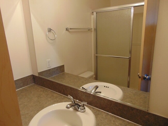 Building Photo - Enjoy Easy Living in Cascade Park with a Private Fenced Backyard