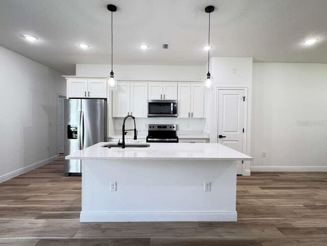 Building Photo - 8419 N Saxon Way