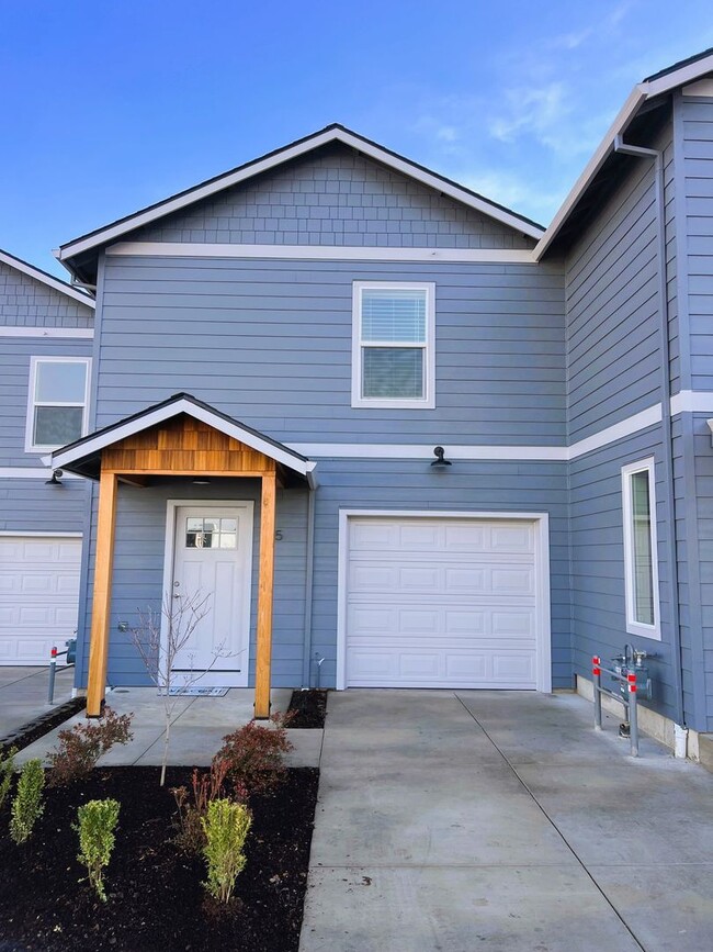 Primary Photo - Beautiful Spacious New Built Townhome for ...