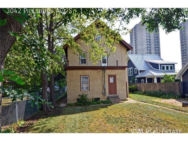 Building Photo - 3-bedroom 1 bath in uptown plus bonus room...