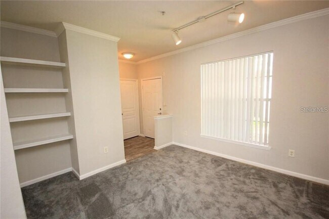 Building Photo - 9401 Crescent Loop Cir