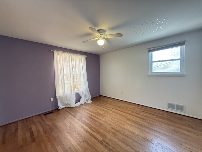 Building Photo - 2447 Roanoke Dr