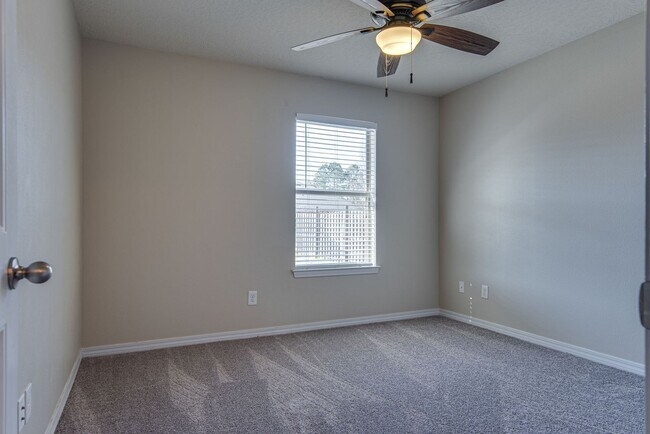 Building Photo - Charming 3-Bedroom Home - Oak Leigh Subdiv...
